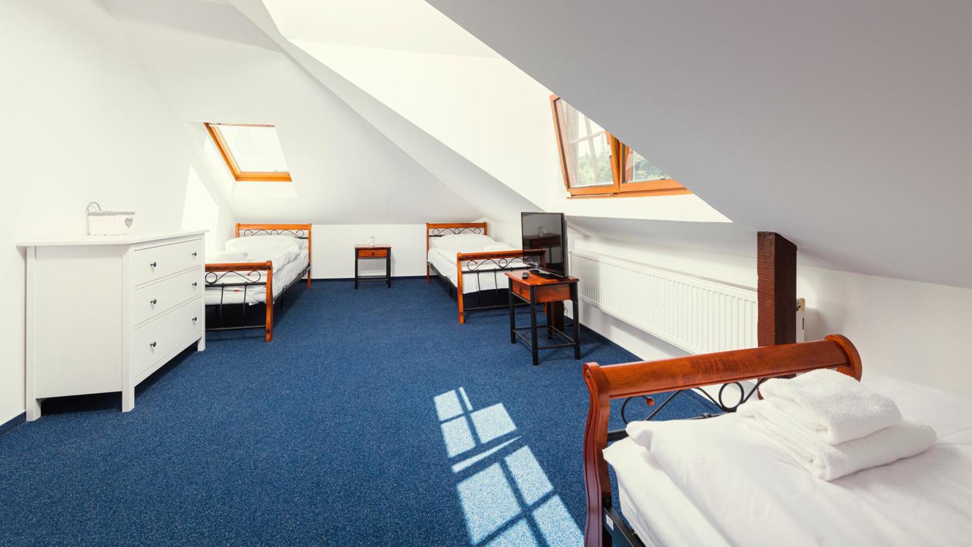 Hotel Ostende Chocerady Esterno foto