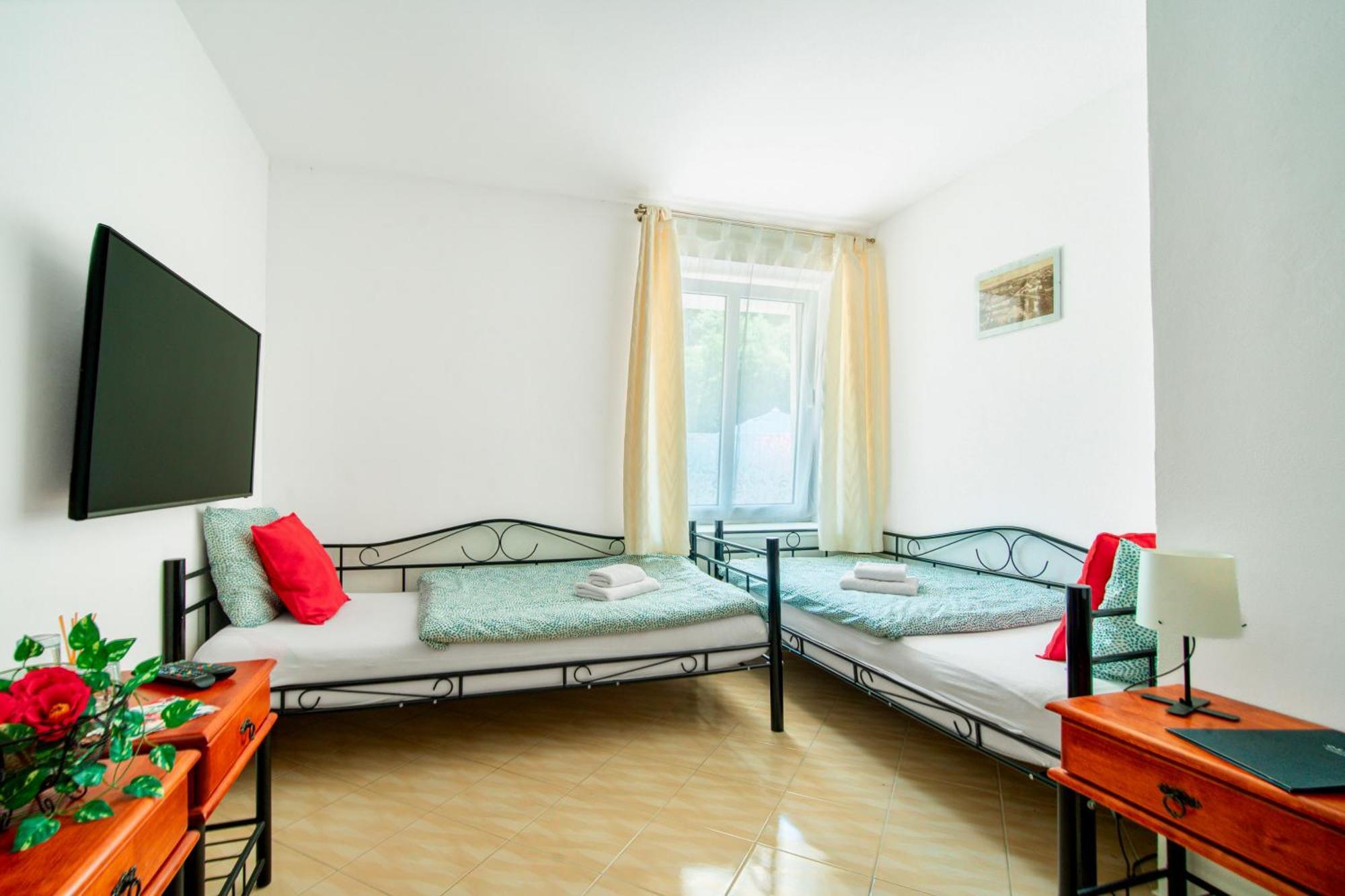 Hotel Ostende Chocerady Esterno foto