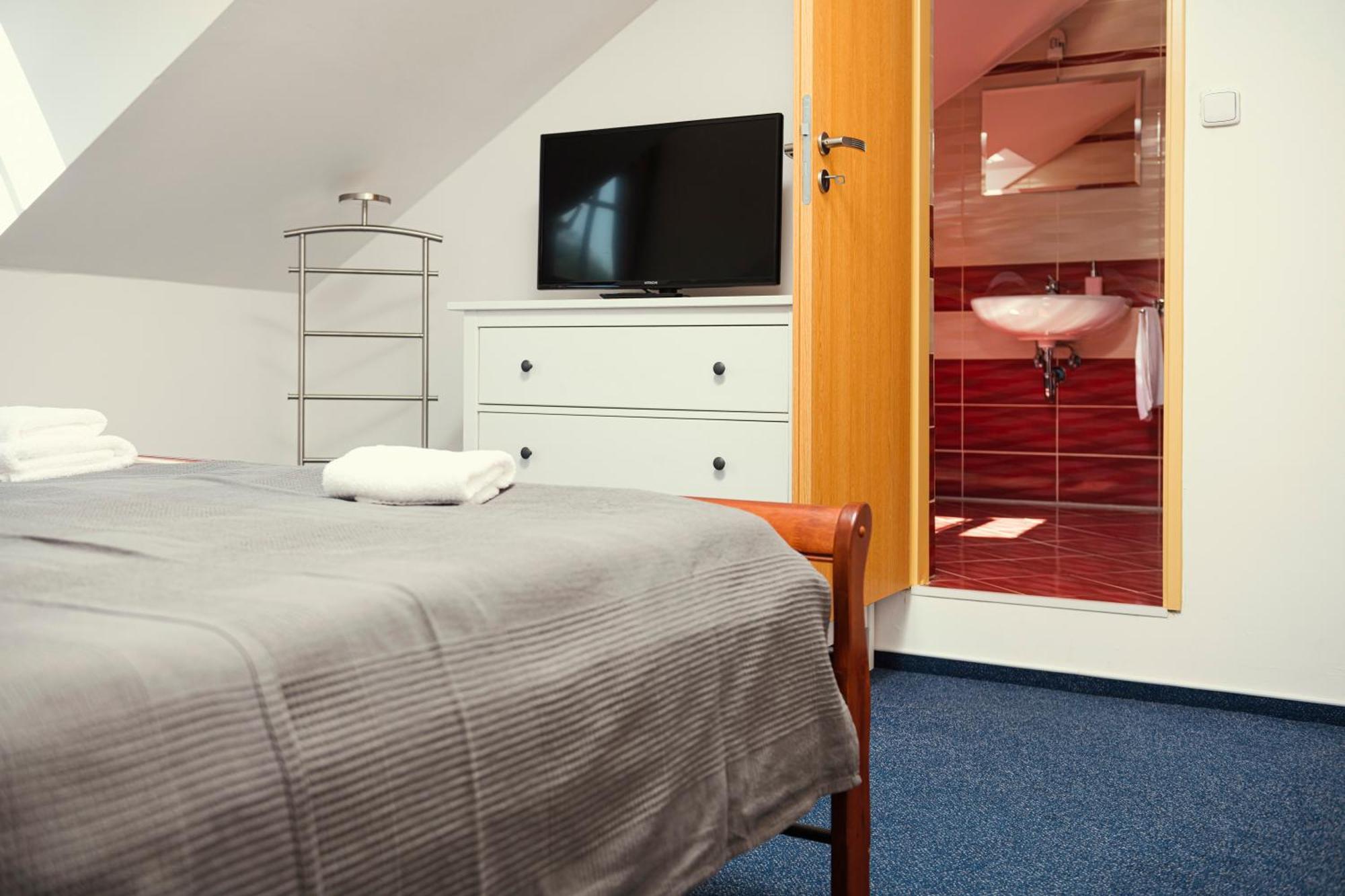 Hotel Ostende Chocerady Esterno foto