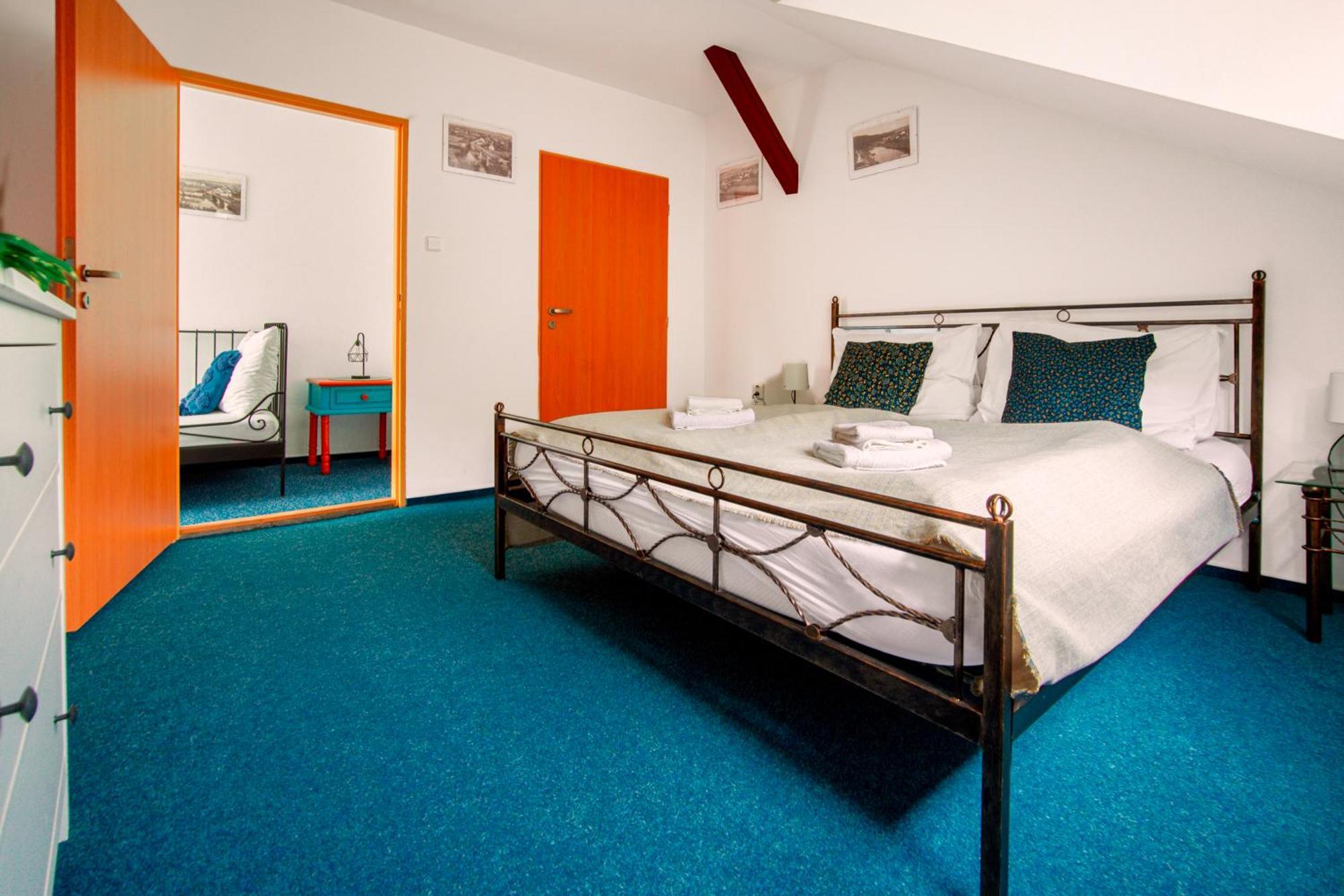 Hotel Ostende Chocerady Esterno foto